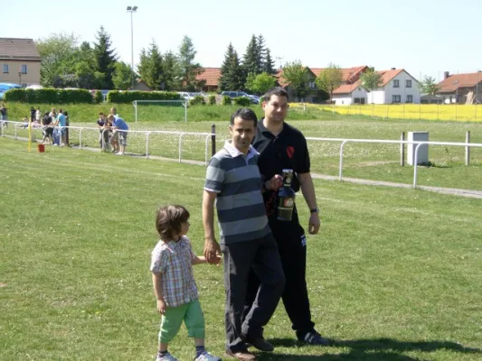 Übergabe Spielbälle Dilan Imbiss